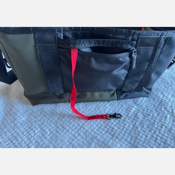 Timbuk2 Classic Messenger (S) bag olive green, fits 16" laptop - Picture 9 of 11